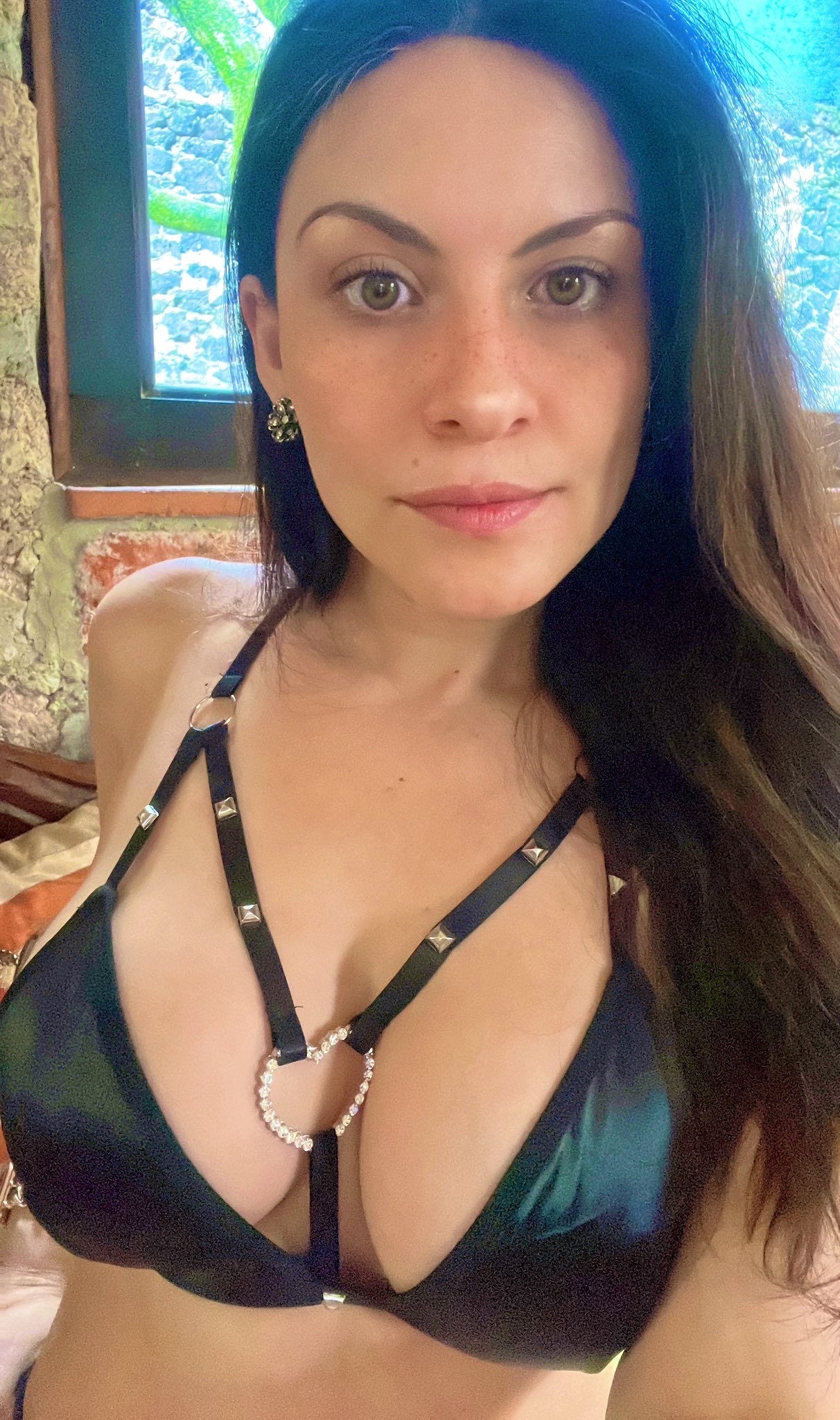 Yanine X Paris Featured Top Escort